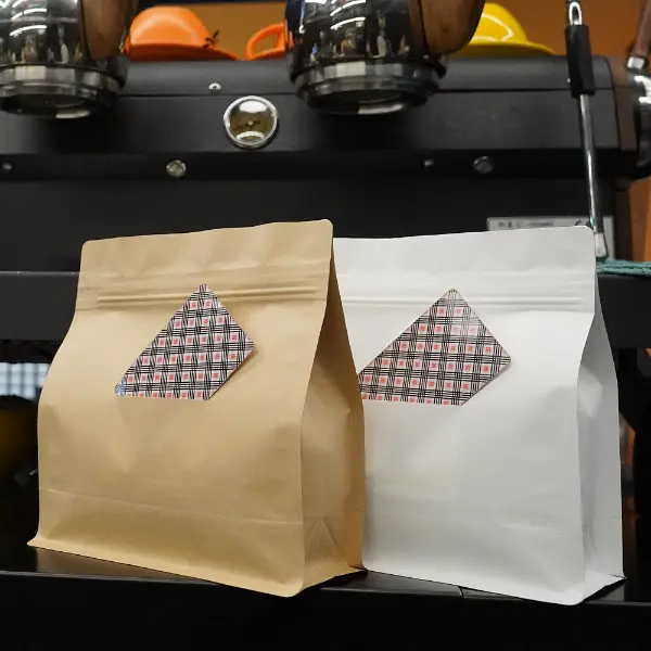Horizontale Kaffeebeutel mit Kartenschlitz-Frontansicht in Kraft und weißem Papier