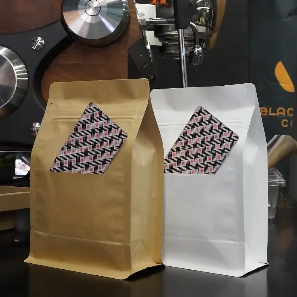 Kraftpapier-Kaffeetüten mit Kartenschlitz, die in einer Coffeeshop-Umgebung ausgestellt sind