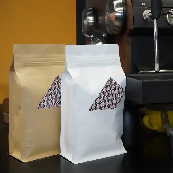 Flachboden-Kraftpapier-Kaffeetüten mit Seitenansicht aus dem Kartonfenster