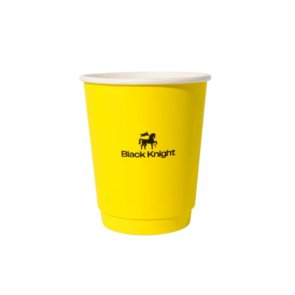 Ein einzelner gelber Pappbecher mit dem Schwarzen Ritter-Logo in einer sauberen Frontansicht