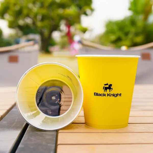 PET-Eisbecher mit individuellem Logo in Gelb, Geeignet für Eiskaffee und kalte Getränke