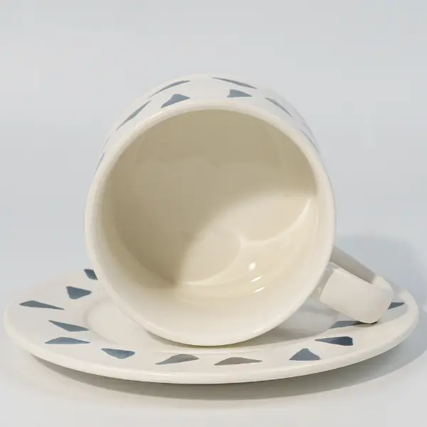 Innenansicht der bedruckten Keramik-Kaffeetasse zeigt glatt glasiertes Inneres