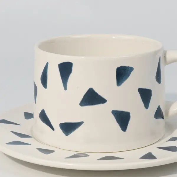 Seitenansicht der bedruckten Keramik-Kaffeetasse mit Griff und gedrucktem Muster