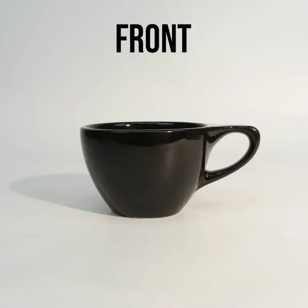 Frontansicht einer maßgefertigten runden, flachrandigen Keramikkaffeetasse
