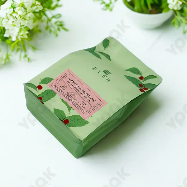 Individueller Papieraufkleber, der auf einer Premium-Kaffeeverpackungstüte aufgetragen wird