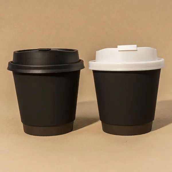 Weich berührende Pappbecher mit schwarzen und weißen Deckeln, Premium-Doppelwand-Design für Cafés