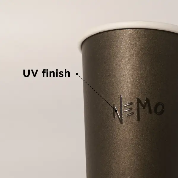 Glas im Mundstück eines UV-matten Pappbechers für sanftes Trinken