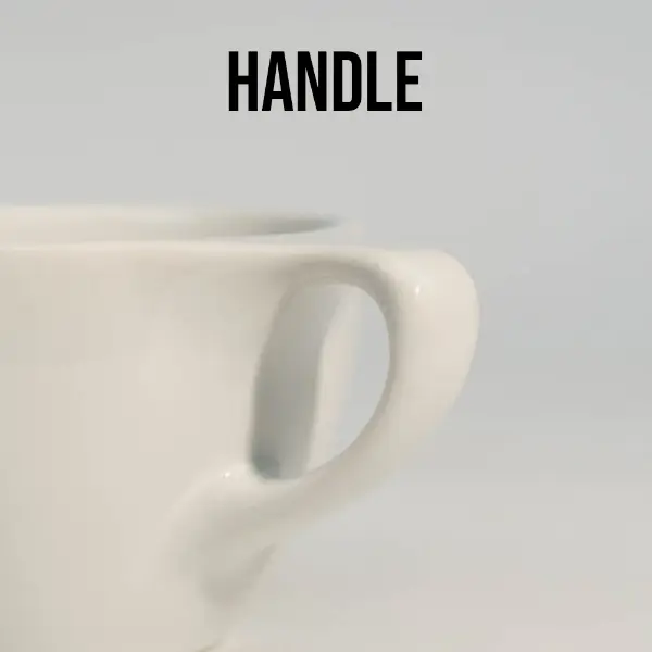 Griff-Detail der weißen flachen Keramik-Kaffeetasse