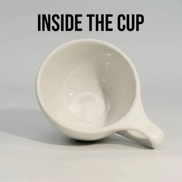 Innenansicht einer weißen, flachen Keramik-Kaffeetasse