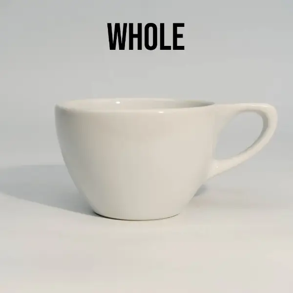 Gesamtansicht einer weißen, flachen Keramik-Kaffeetasse mit Henkel